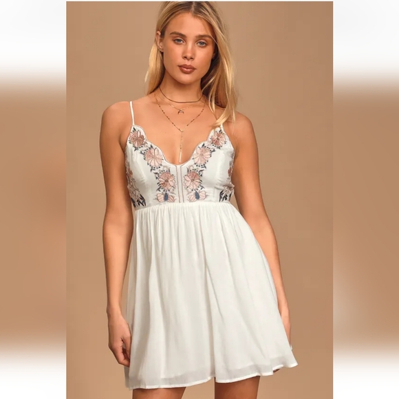 EUC Lulu's Daiey Petal Pickin Ivory Embroidered Dress, S, PTP 14.5in - Picture 4 of 8